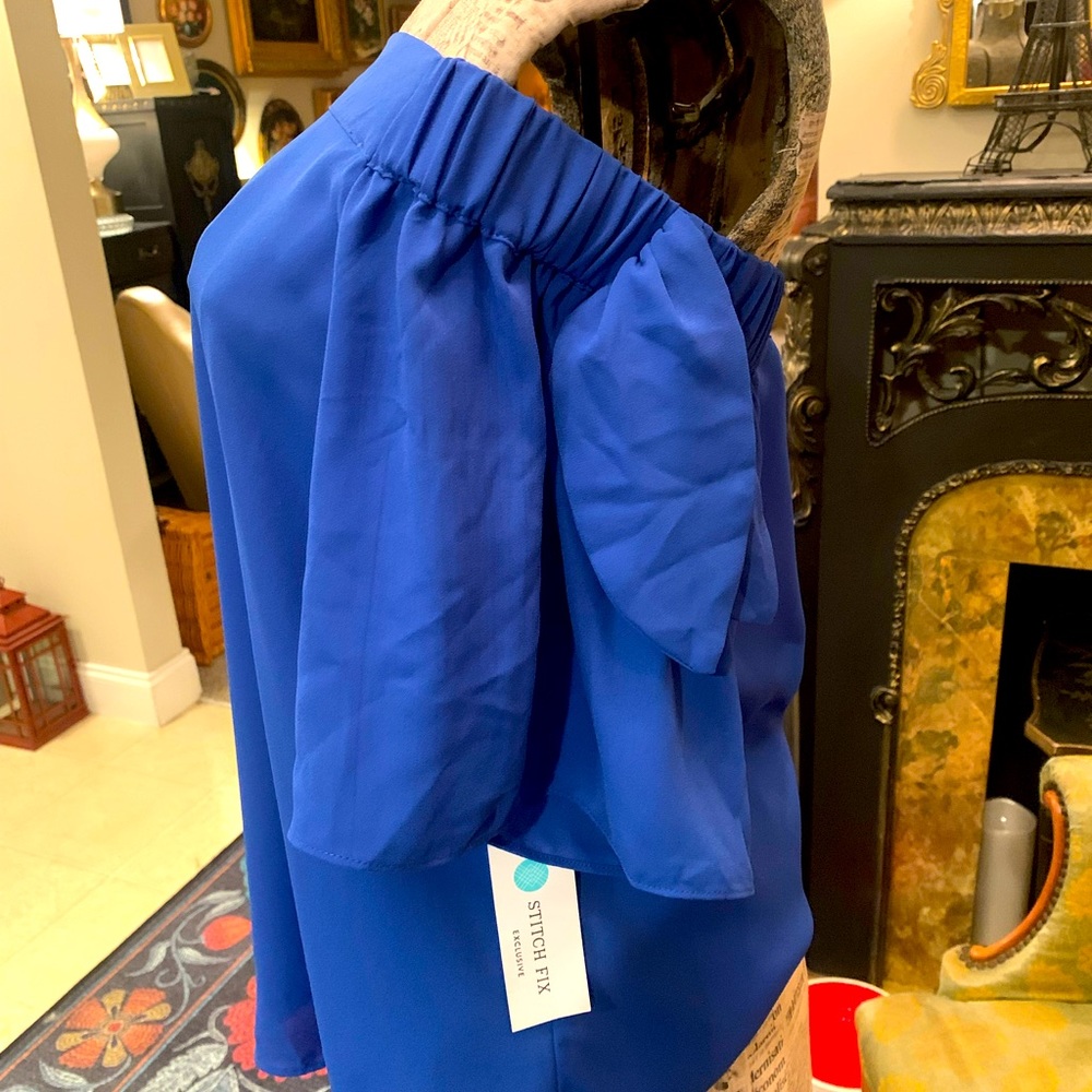 Cute off shoulder top! Size Large never worn!